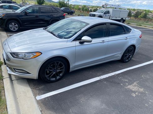 Used 2018 Ford Fusion SE w/ Equipment Group 201A FWD image 2