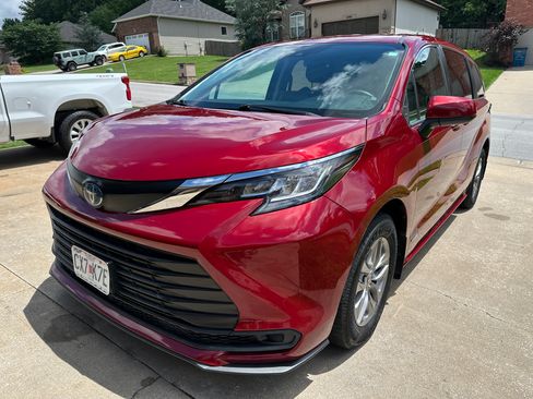 Used 2021 Toyota Sienna LE FWD image 4