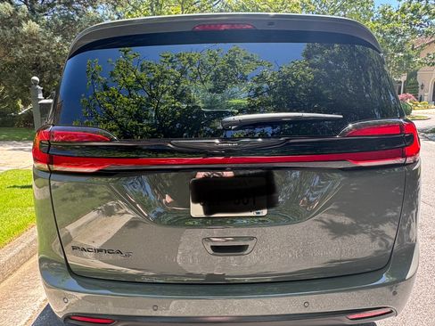 Used 2023 Chrysler Pacifica Touring-L w/ S Appearance Package image 4