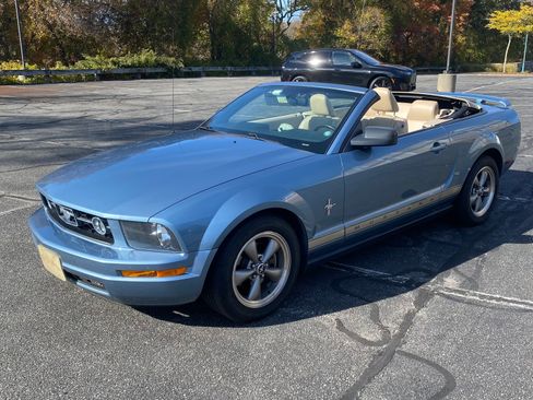 Used 2006 Ford Mustang Premium RWD image 2