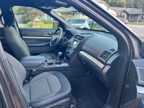 Used 2018 Ford Explorer XLT AWD/4WD image 11