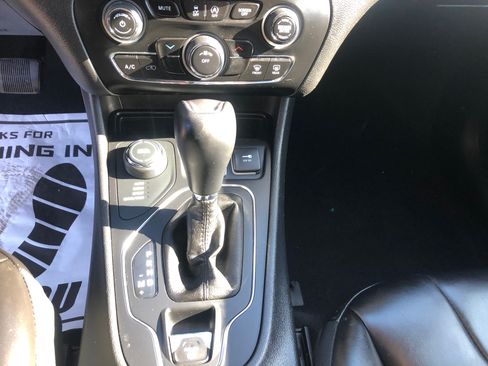 Used 2019 Jeep Cherokee Latitude Plus w/ Cold Weather Group image 23