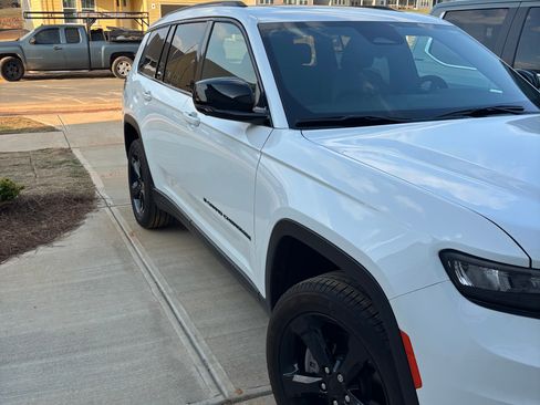 Used 2025 Jeep Grand Cherokee L Limited w/ Luxury Tech Group II image 4