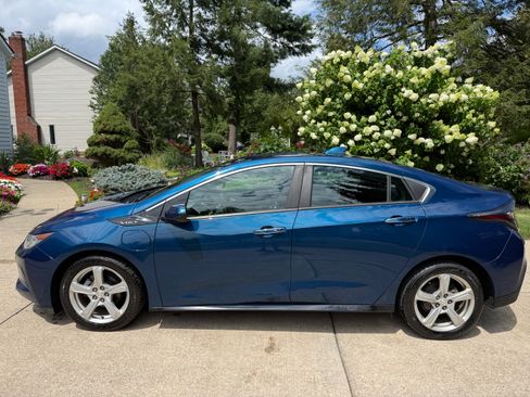 Used 2019 Chevrolet Volt LT w/ LT Driver Confidence Package FWD image 2