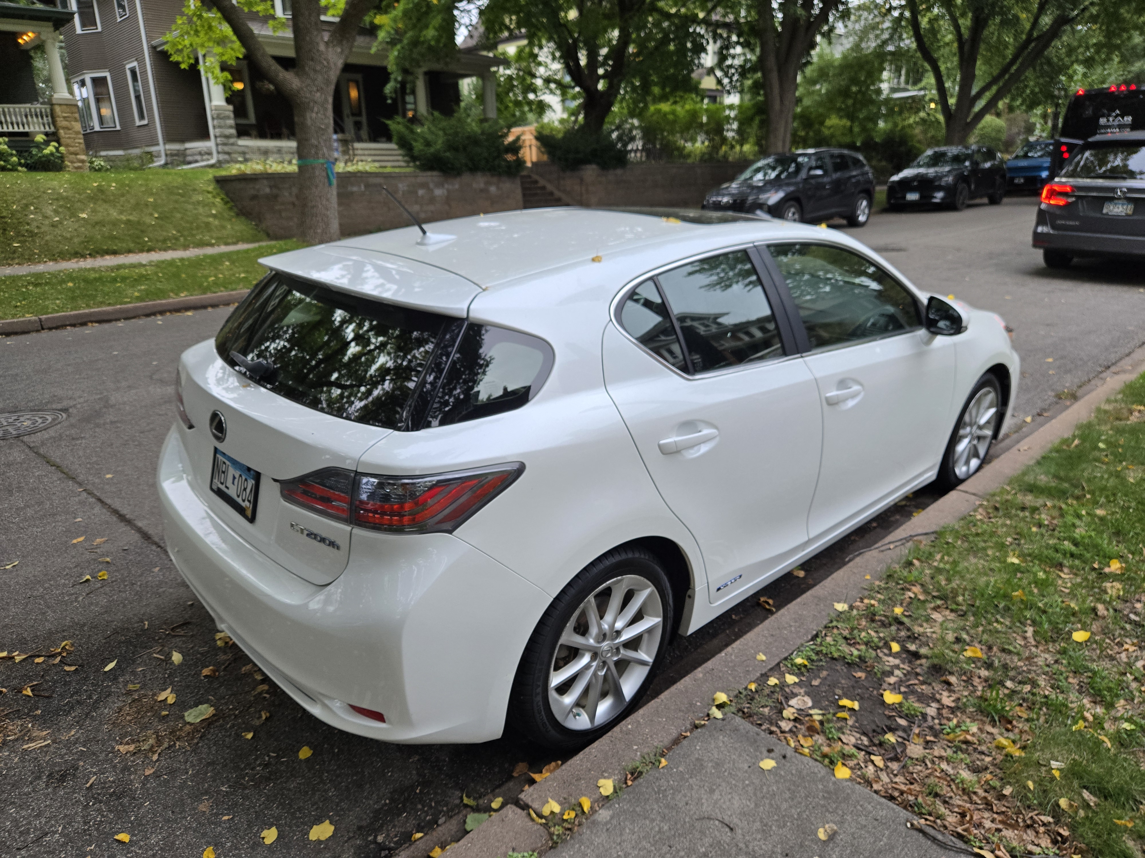 Used 2013 Lexus CT 200h w/ Seat Comfort Pkg FWD image 4