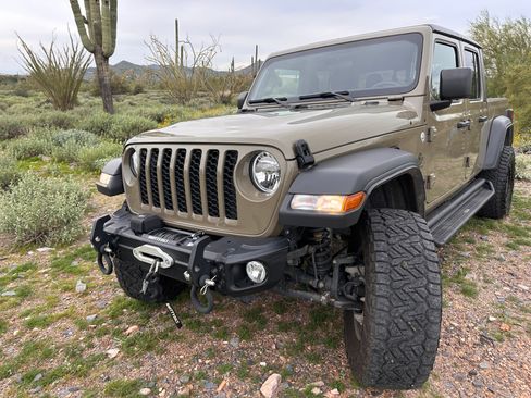 Used 2020 Jeep Gladiator Sport image 2