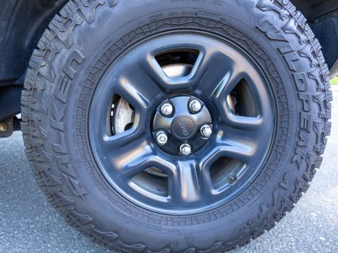 Used 2018 Jeep Wrangler Sport AWD/4WD image 14