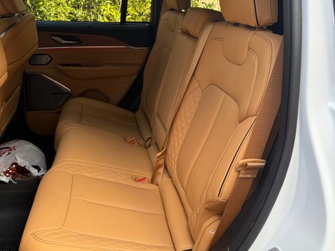 Used 2025 Jeep Grand Cherokee Summit image 10