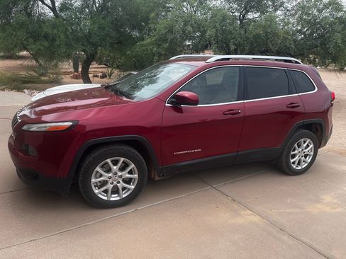 Used 2017 Jeep Cherokee Latitude w/ Comfort & Sound Group FWD image 1