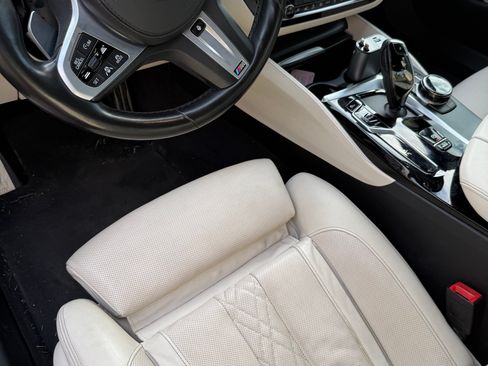 Used 2022 BMW M550i xDrive w/ Dynamic Handling Package image 4