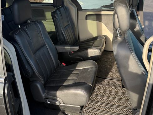 Used 2012 Chrysler Town & Country Touring-L w/ Driver Convenience Group image 25