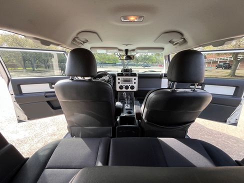 Used 2012 Toyota FJ Cruiser Sport Utility 2D w/ Upgrade Pkg image 25