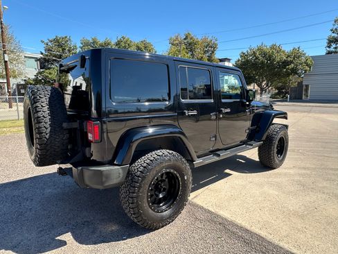Used 2014 Jeep Wrangler Unlimited Sahara image 9
