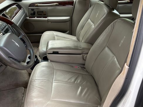 Used 2009 Lincoln Town Car Signature Limited image 11