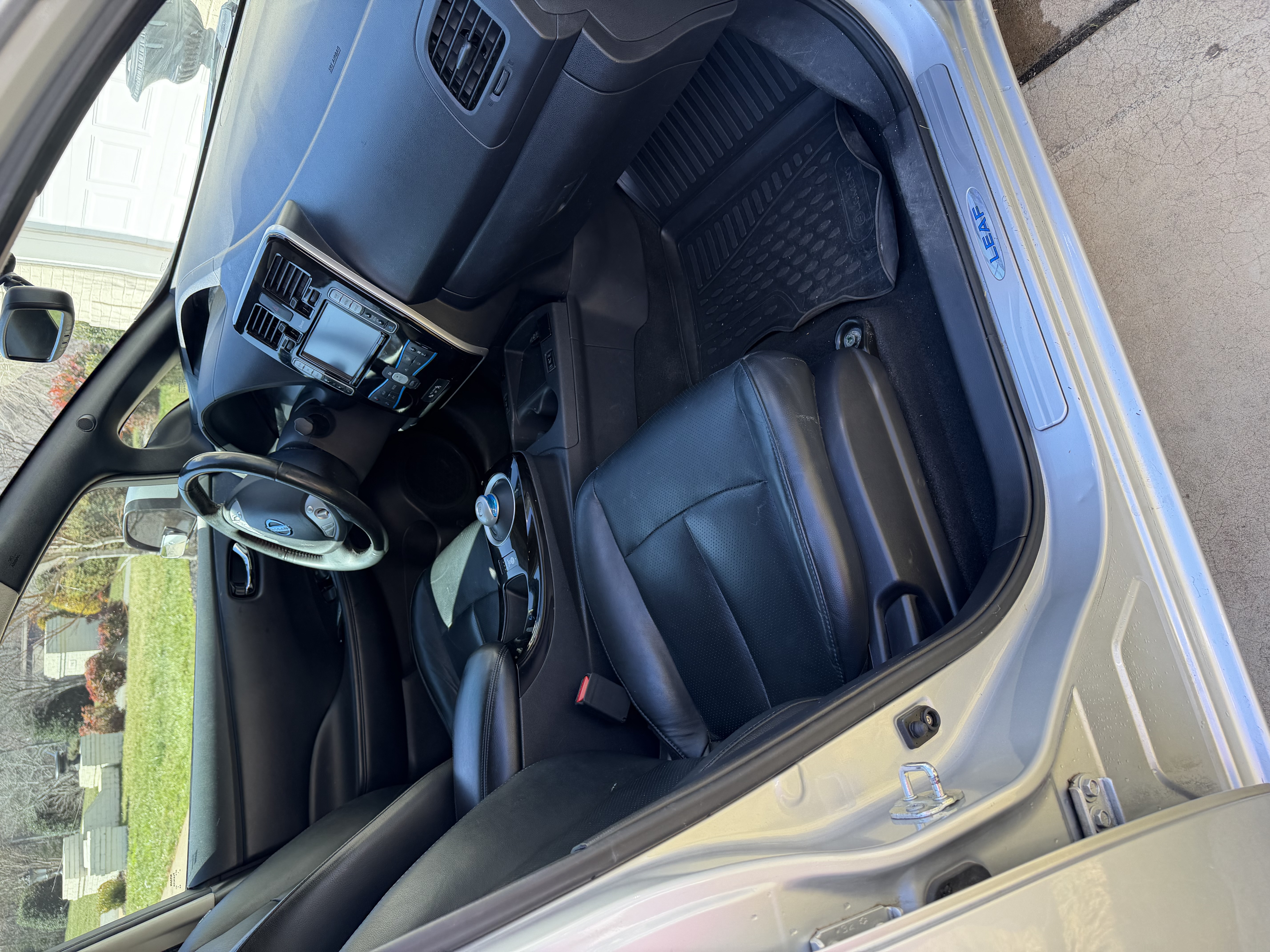 Used 2013 Nissan Leaf SL FWD image 9