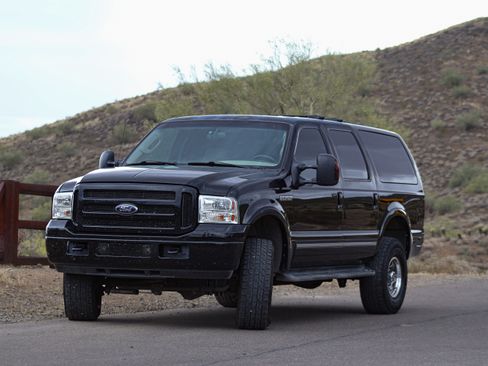 Used 2005 Ford Excursion Limited image 1