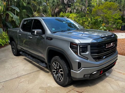 Used 2023 GMC Sierra 1500 AT4 w/ Technology Package AWD/4WD image 4