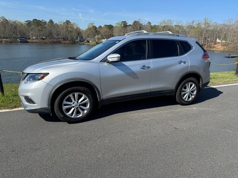 Used 2016 Nissan Rogue SV image 2