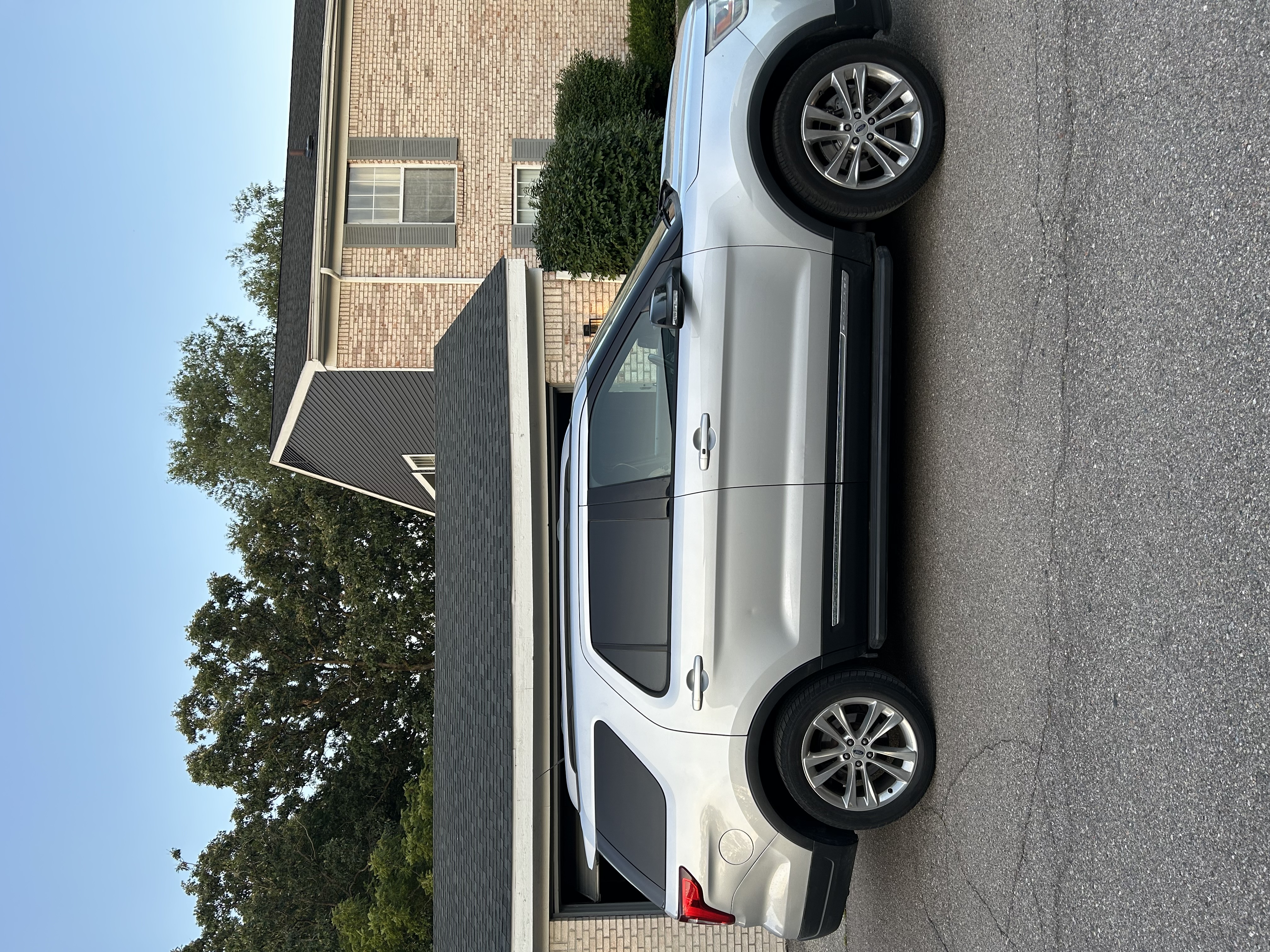 Used 2018 Ford Explorer XLT w/ Equipment Group 202A AWD/4WD image 5