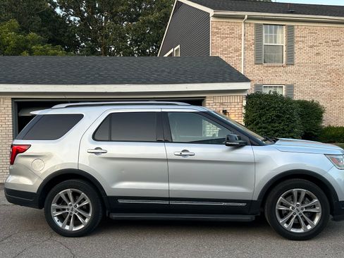Used 2018 Ford Explorer XLT w/ Equipment Group 202A AWD/4WD image 5