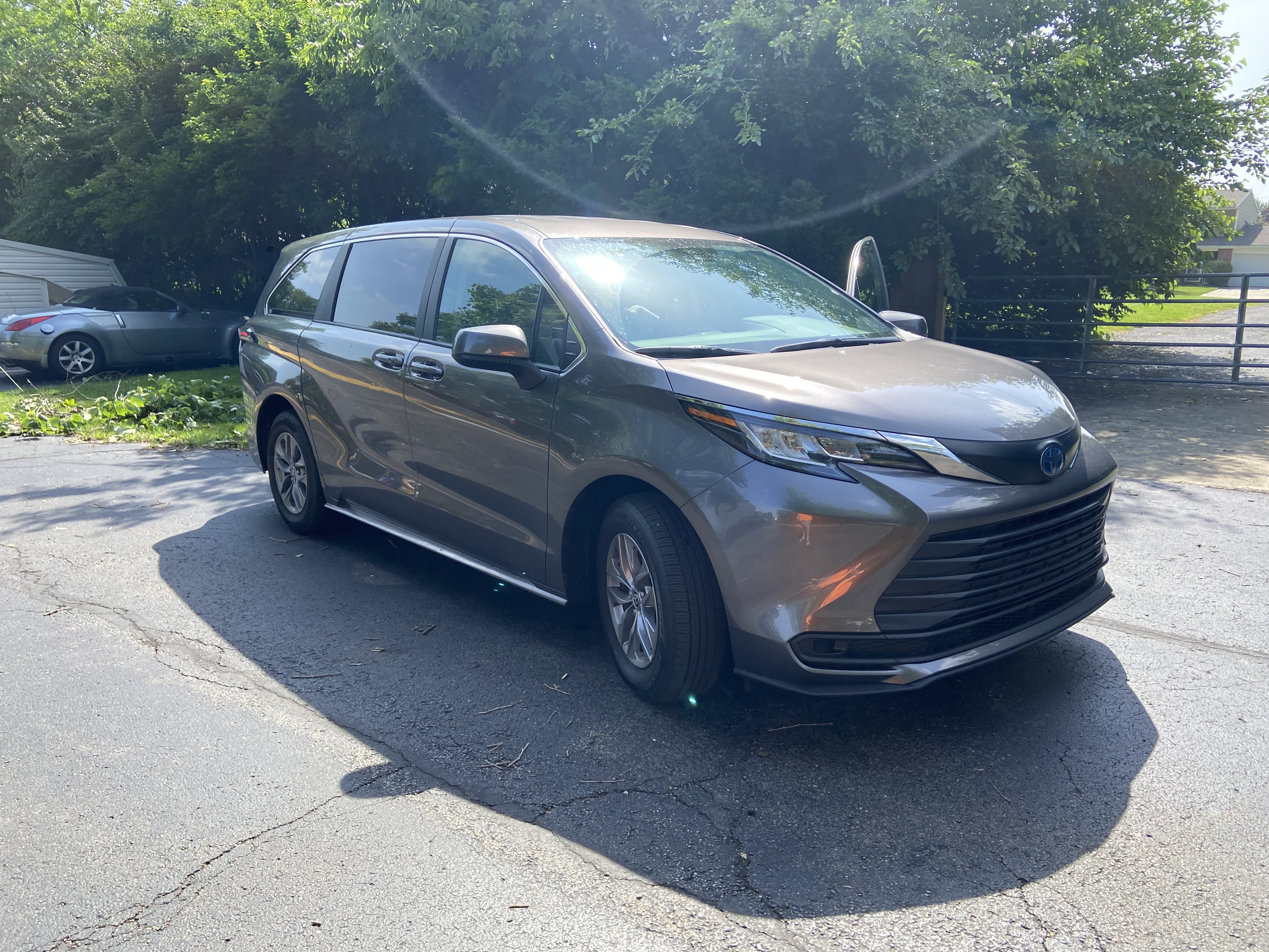 Used 2022 Toyota Sienna LE FWD image 1