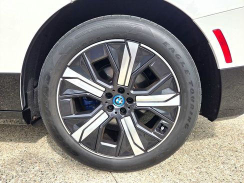 Used 2023 BMW iX xDrive50 w/ Premium Package image 9