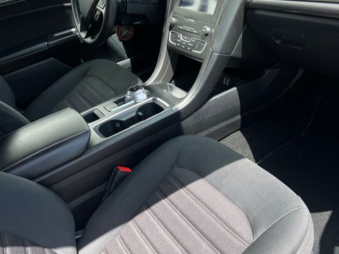 Used 2020 Ford Fusion SE image 5