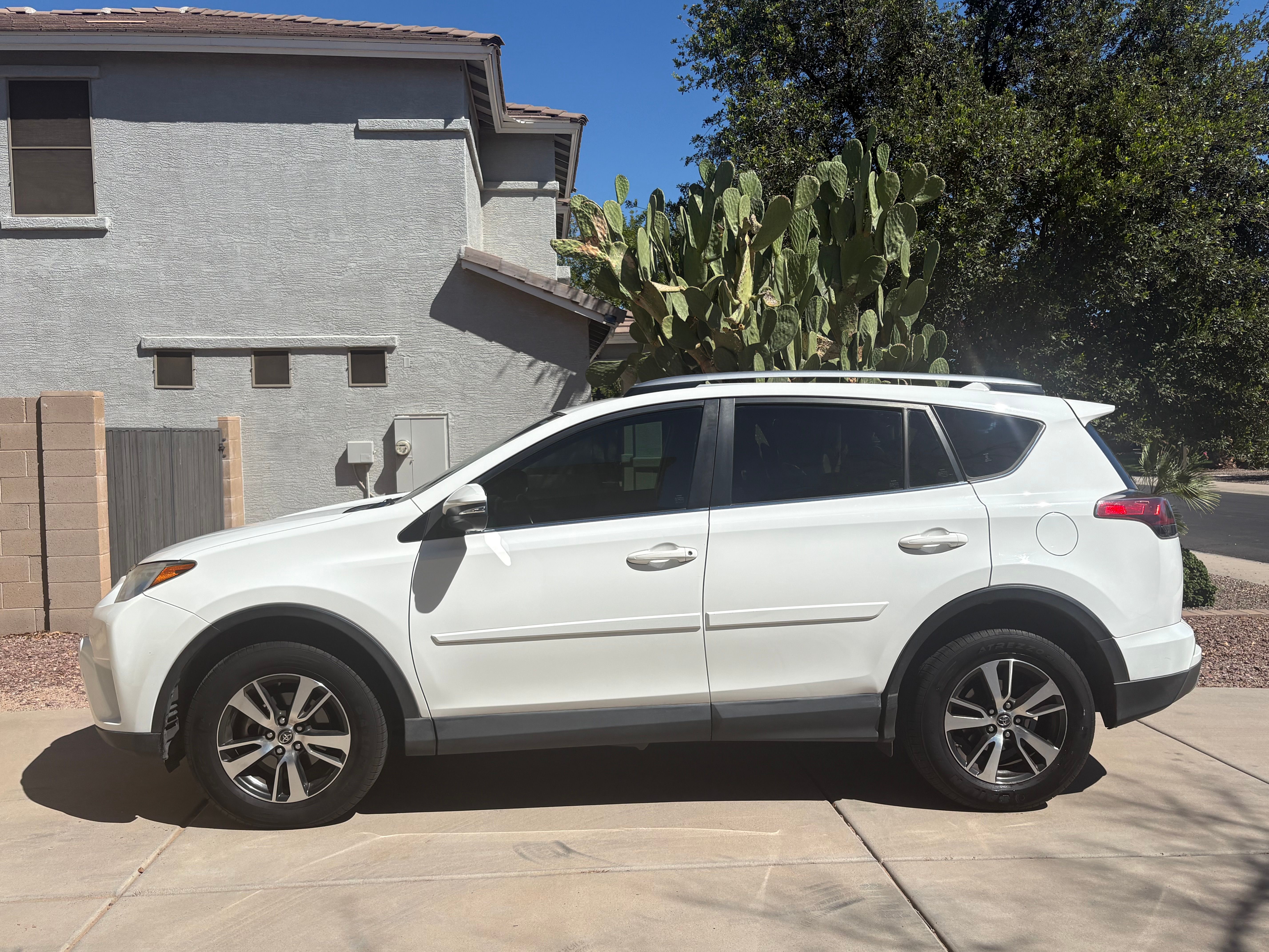 Used 2017 Toyota RAV4 XLE w/ Carpet Mat Package FWD image 1