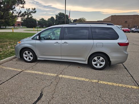 Used 2020 Toyota Sienna LE FWD image 9