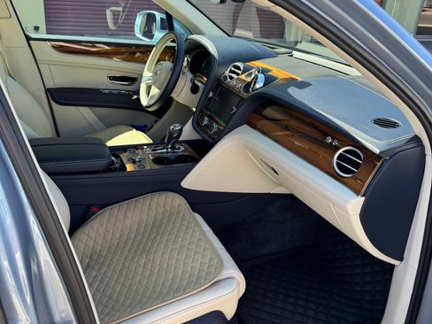 Used 2019 Bentley Bentayga image 12