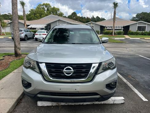 Used 2020 Nissan Pathfinder SV image 4
