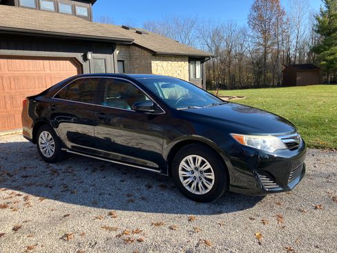 Used 2014 Toyota Camry LE image 1