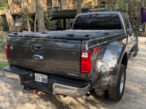 Used 2015 Ford F350 XLT w/ XLT Interior Package image 5