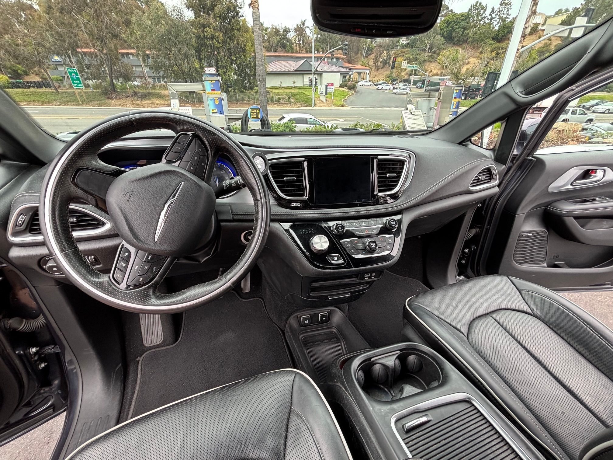 Used 2020 Chrysler Pacifica Limited w/ Advanced Safetytec Group FWD image 8