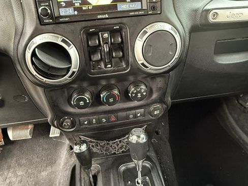 Used 2016 Jeep Wrangler Unlimited Rubicon image 17