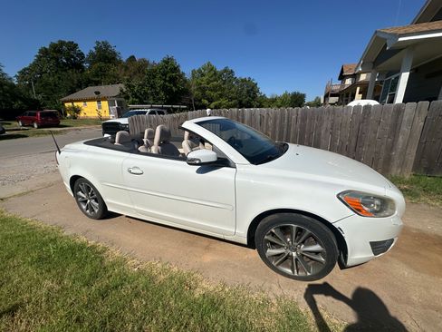 Used 2011 Volvo C70 T5 FWD image 2