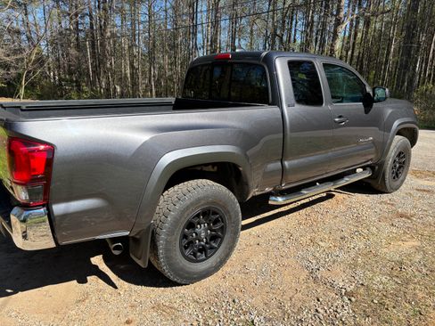Used 2016 Toyota Tacoma SR5 w/ SR5 Appearance Package (SN) image 5