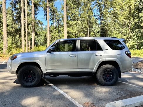 Used 2022 Toyota 4Runner SR5 Premium w/ 4Runner Black Package (TMS) AWD/4WD image 8