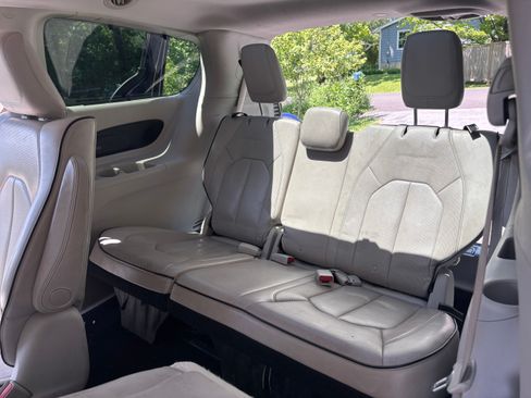 Used 2017 Chrysler Pacifica Platinum FWD image 18