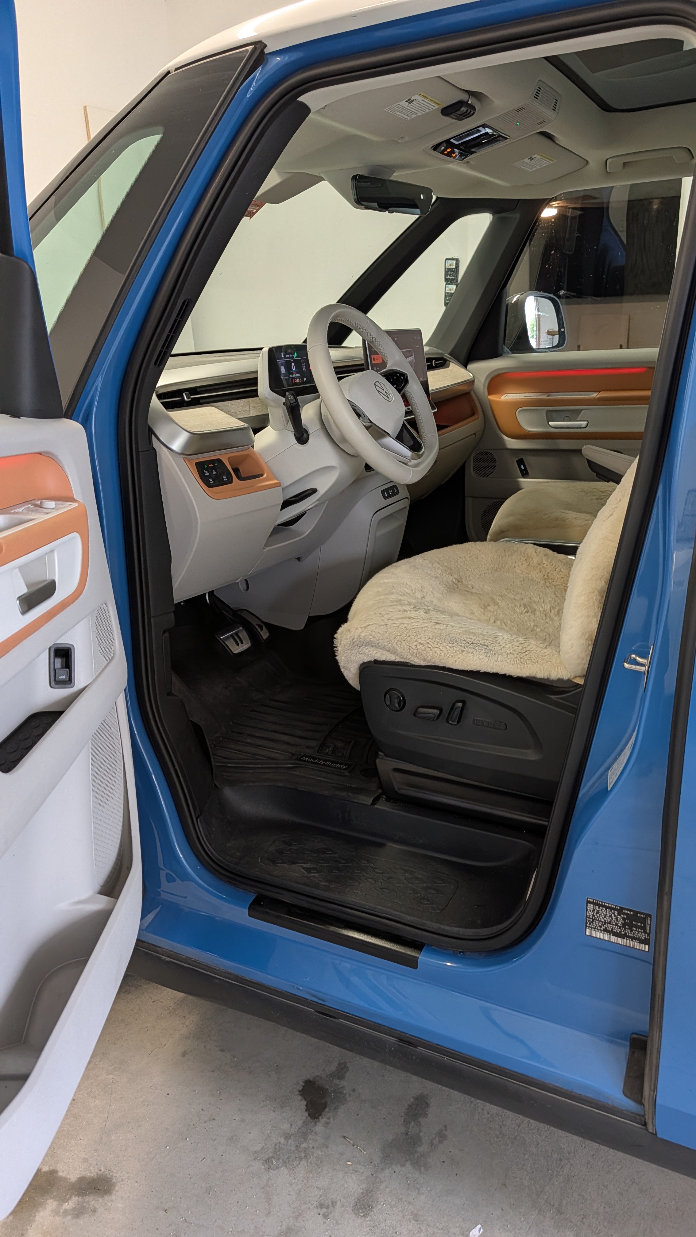 Used 2025 Volkswagen ID. Buzz 1st Edition AWD/4WD image 10