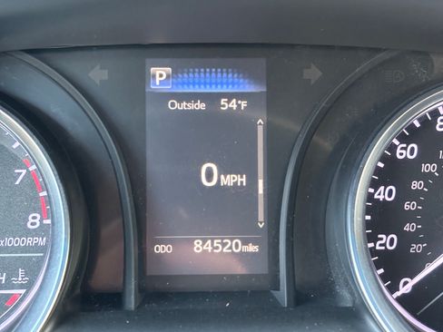 Used 2018 Toyota Camry SE image 11