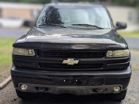Used 2004 Chevrolet Tahoe Z71 w/ Z71 Preferred Equipment Group AWD/4WD image 2