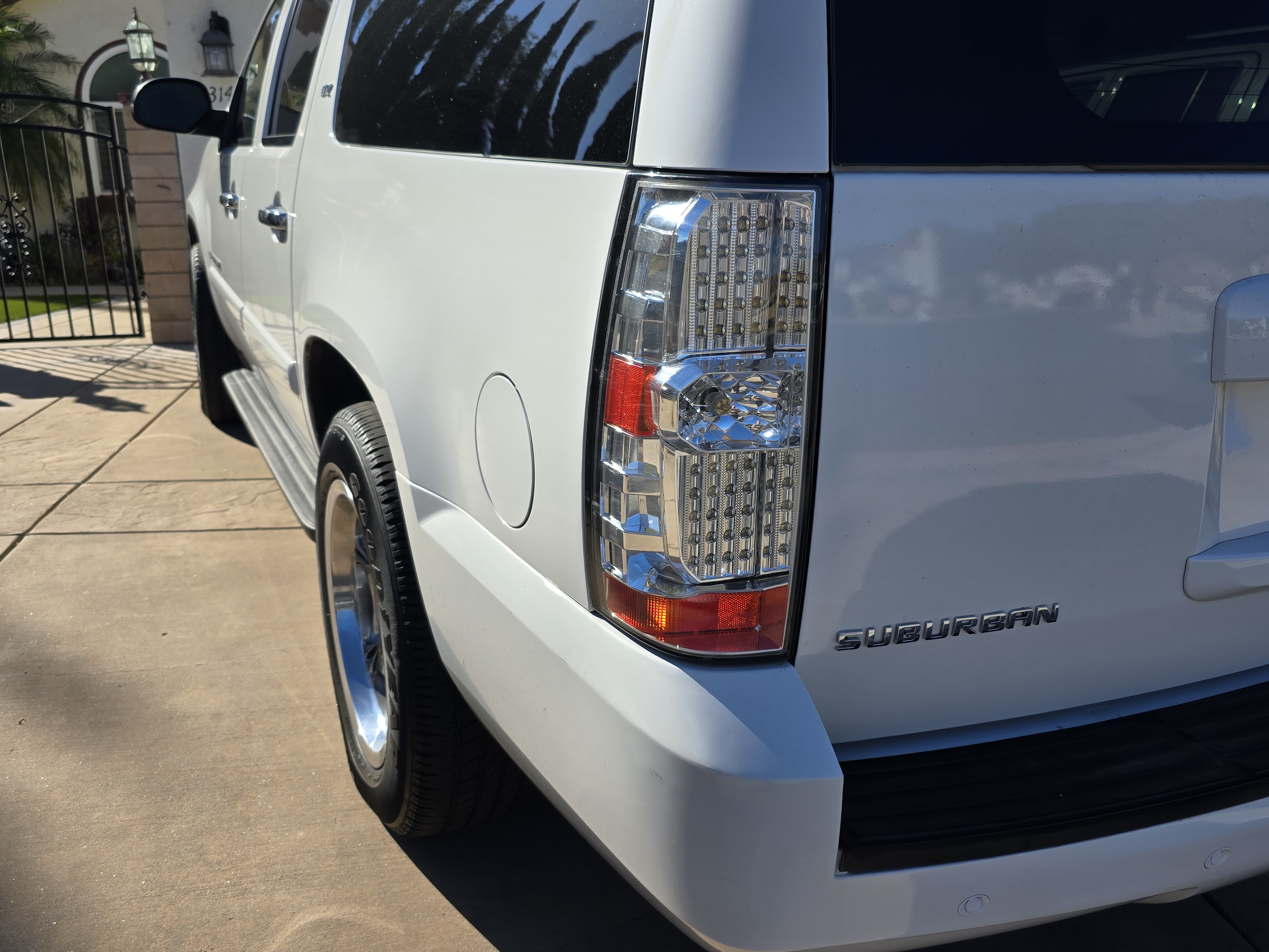 Used 2007 Chevrolet Suburban LTZ w/ LTZ Preferred Equipment Group AWD/4WD image 21