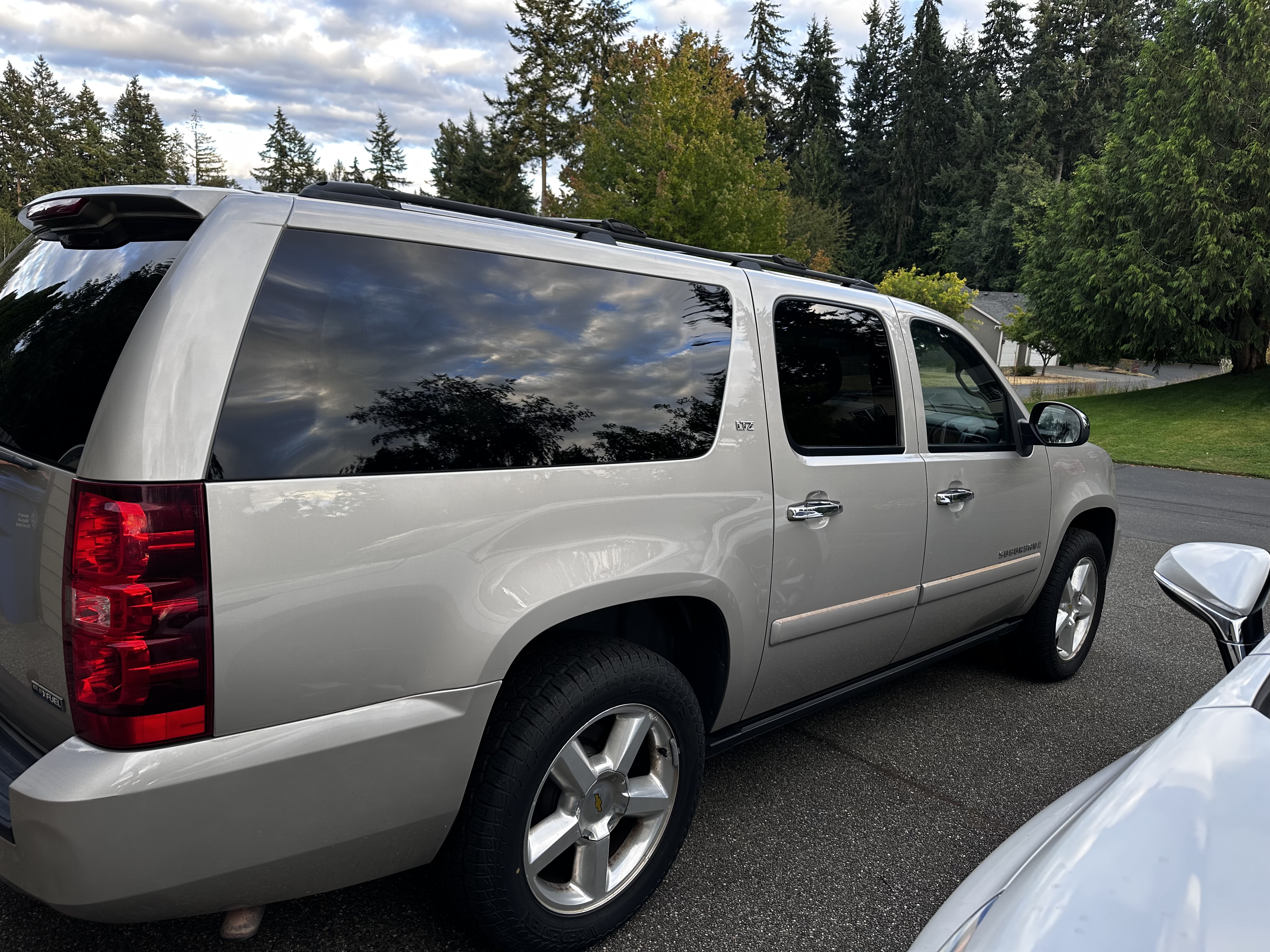 Used 2007 Chevrolet Suburban LTZ w/ LTZ Preferred Equipment Group AWD/4WD image 5
