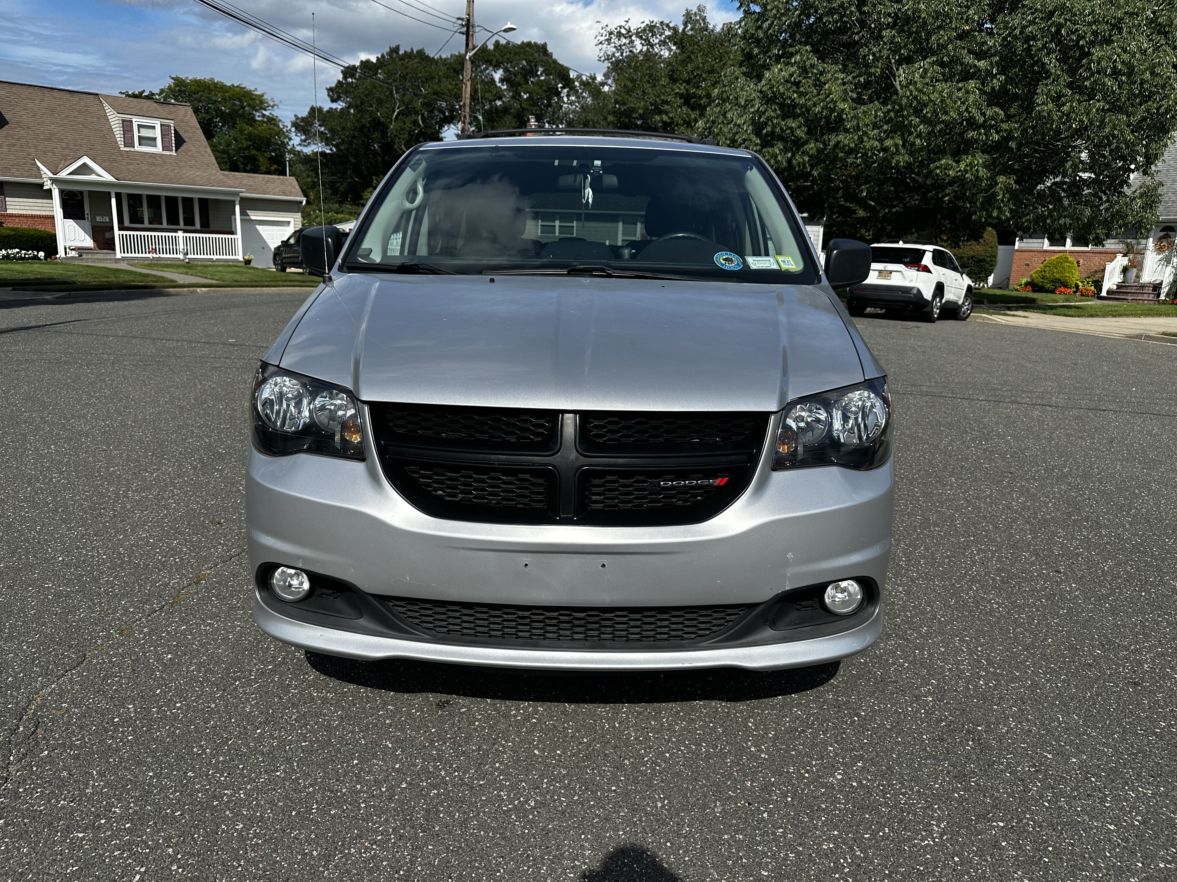 Used 2010 Dodge Grand Caravan SE FWD image 2