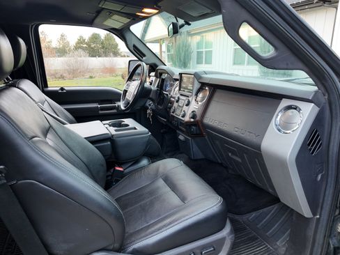 Used 2016 Ford F250 Lariat w/ Lariat Interior Package image 10