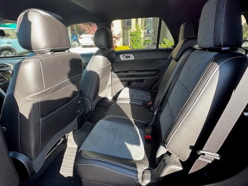 Used 2015 Ford Explorer XLT w/ Equipment Group 202A image 9