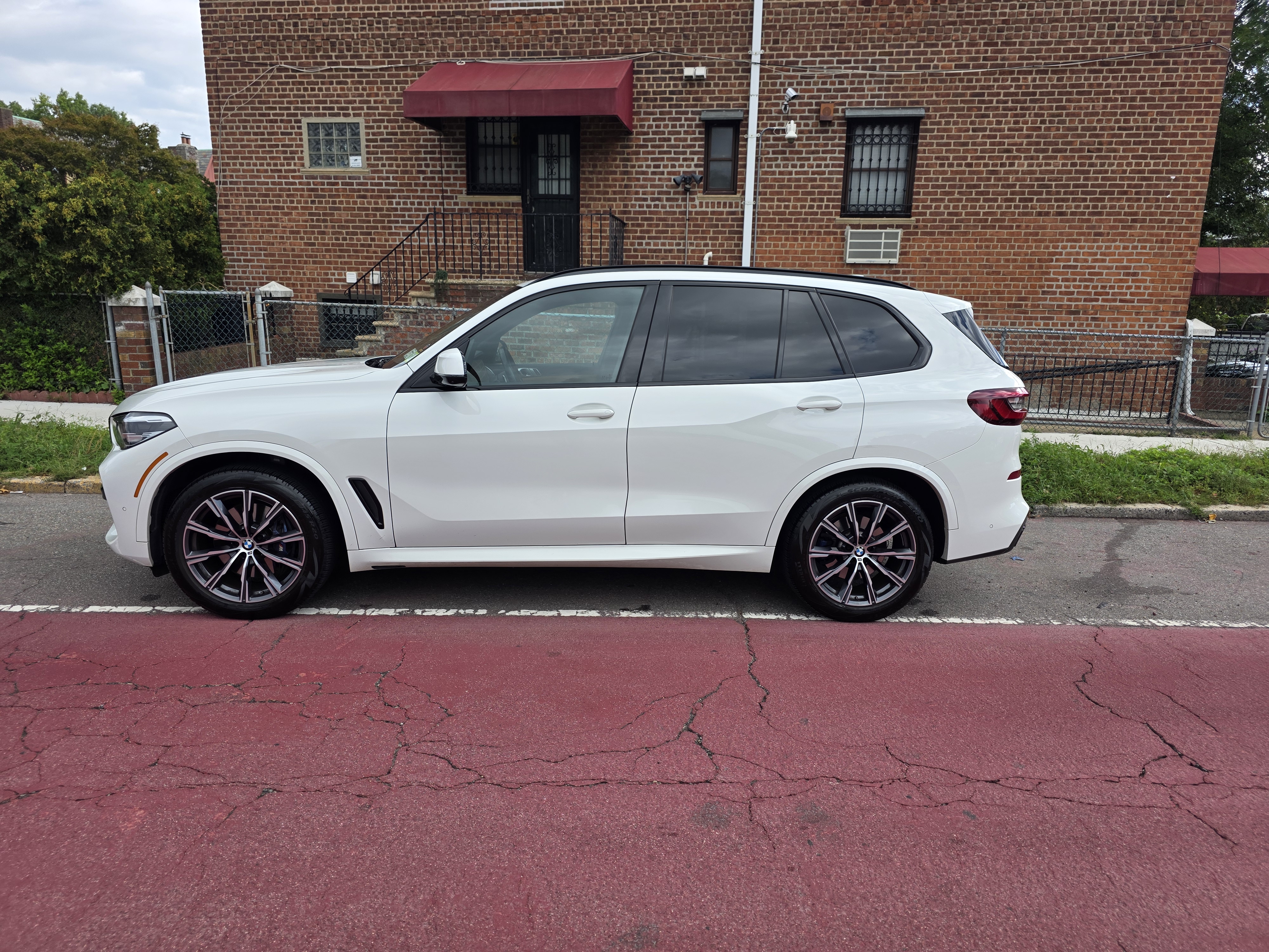 Used 2022 BMW X5 xDrive40i w/ M Sport Package AWD/4WD image 22