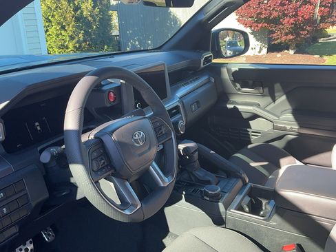 Used 2025 Toyota Tacoma TRD Sport image 11