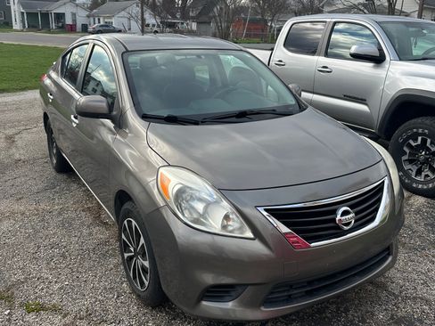 Used 2013 Nissan Versa SV image 2